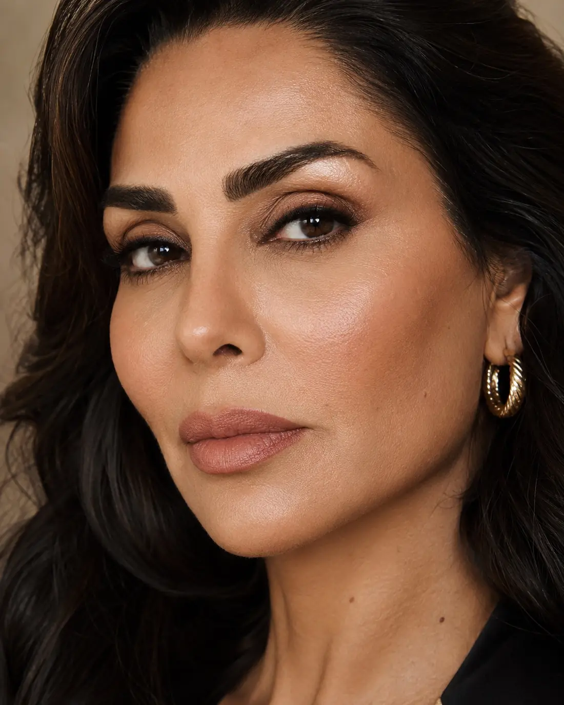 Editorial profile showing a refined jawline and natural facial contour